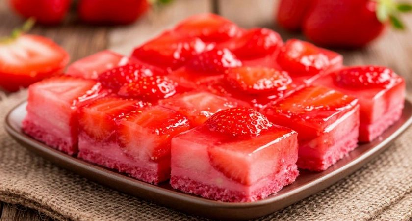 Сладкое наслаждение: клубничные ломтики без выпечки, которые покорят каждого
