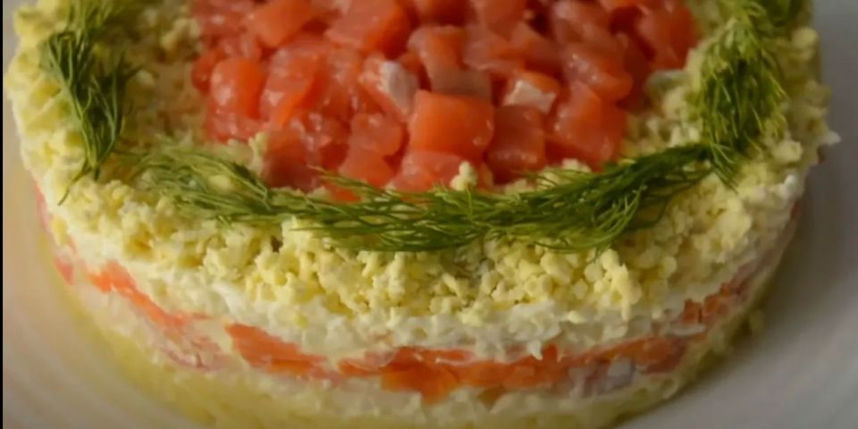 Слоеный салат с семгой «Недотрога»: готовим за 5 минут, на вкус — нежнейшая вкуснятина