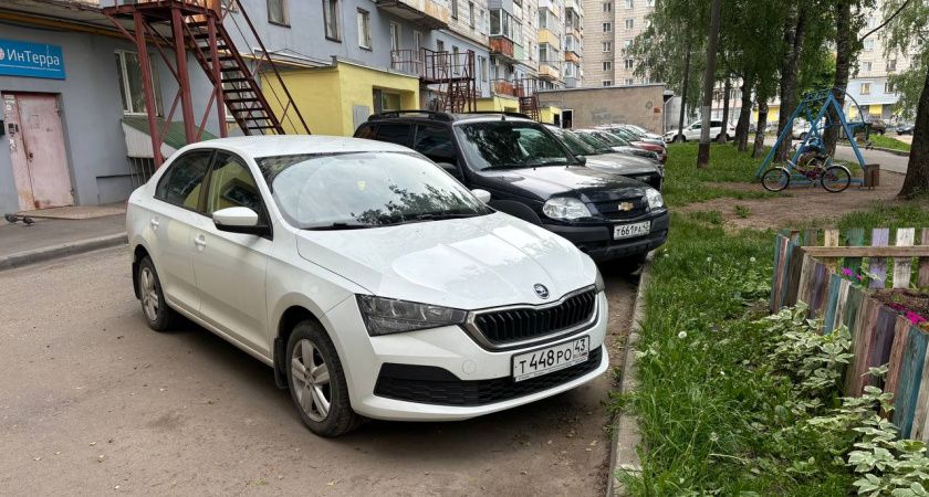 Водителей предупредили. Новый закон о парковке вступил в силу: как не получить штраф за стоянку возле дома в 2025 году