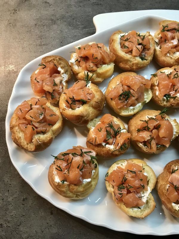 Профитроли с красной рыбой: изысканная закуска для вашего праздничного стола