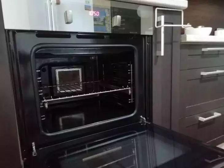 Простой метод чистки духовки без утомительного мытья: паста из 2 копеечных ингредиентов работает всегда