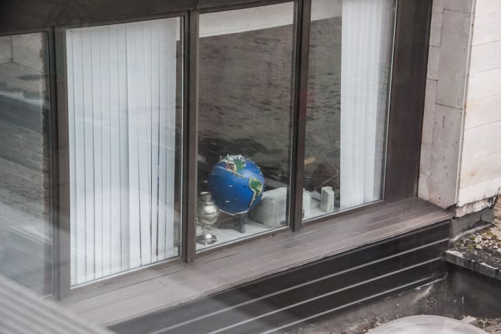 Эффективный и простой способ избавиться от конденсата на окнах: поможет простая соль