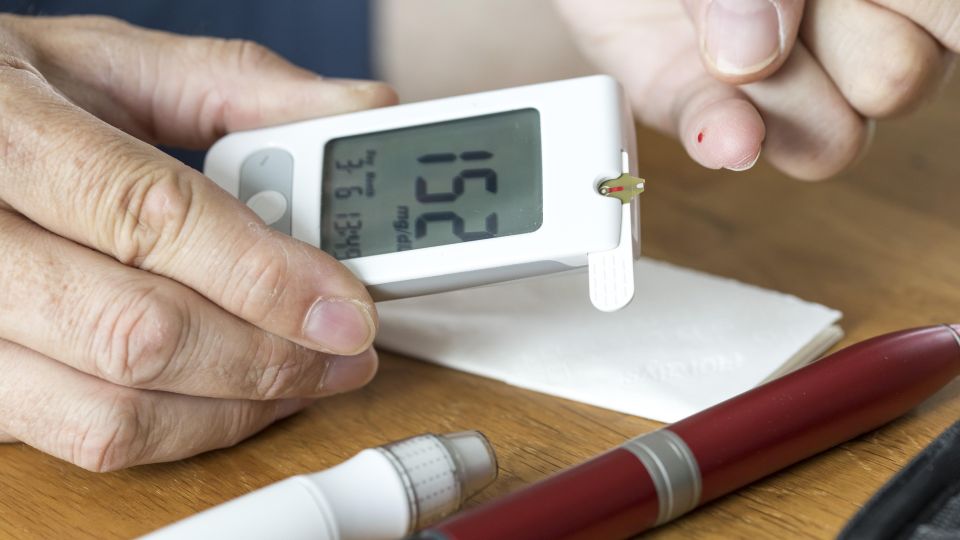 Повод бить тревогу: какие цифры на глюкометре говорят о преддиабете, пояснил доктор Мясников