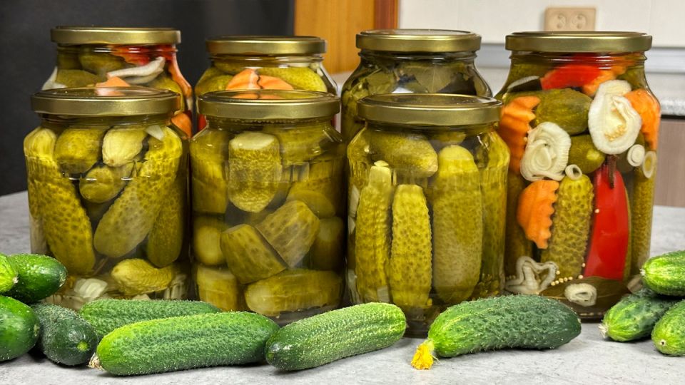 Наша семья готовит огурцы на зиму: секреты идеальных заготовок