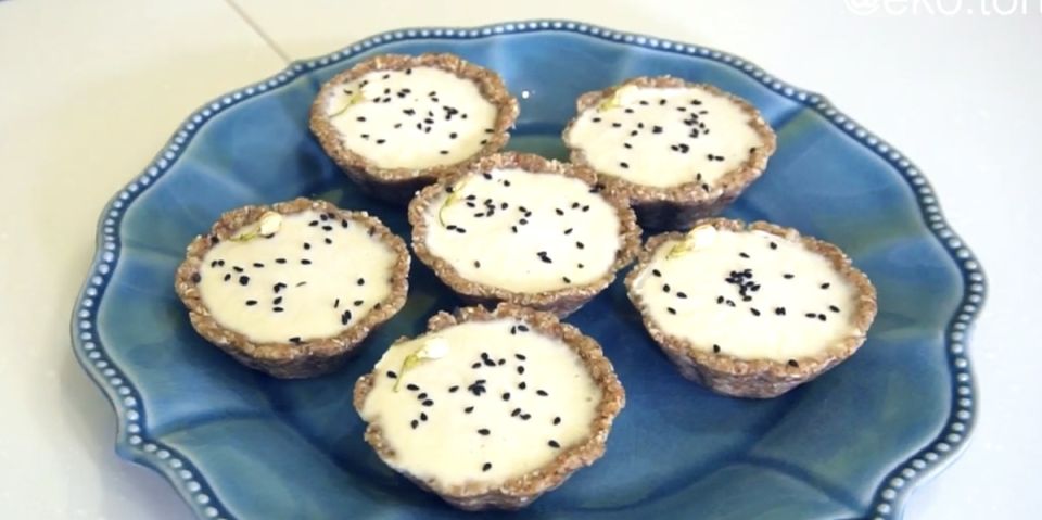 Осенний витаминный заряд: сыроедческие корзиночки с кремом без выпечки