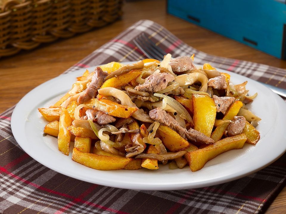 Жареный картофель с мясом: классика кулинарии