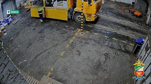 Работники коммерческого склада в Омске несколько месяцев воровали товары прямо под камерами