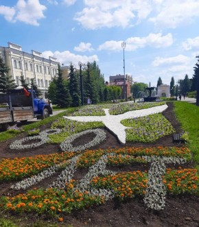 В Первомайском сквере муниципальные агрономы создают клумбу в честь юбилея Победы в Великой Отечественной войне