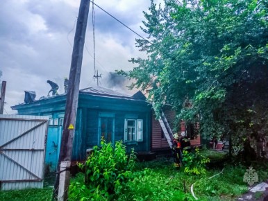 #пожарызасутки.   19 июня в 03:59 В Омске на 1-й Северной горел двухквартирный частный дом