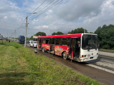Пассажирский автобус №125 столкнулся с большегрузом в Омске на ул. Суворова. В момент аварии в салоне автобуса находились 15 пассажиров