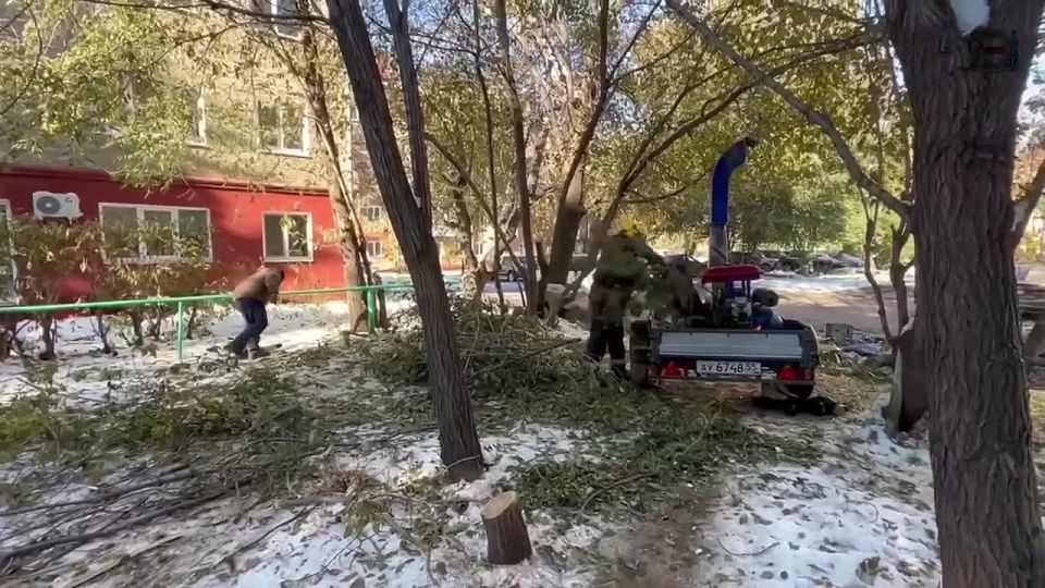 На территории Ленинского округа продолжается уборка и утилизация сломанных веток