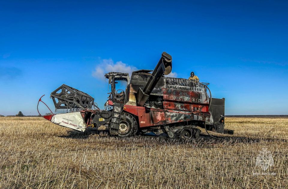 #пожарызасутки.   15 октября в 14:28 В деревне Криводаново Большереченского района горел зерноуборочный комбайн на открытой территории