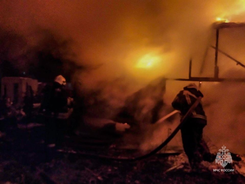 #пожарызасутки.   15 октября в 22:46 В Омске в садовом товариществе «Строитель-3» горел дачный дом