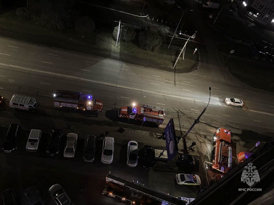 #пожарызасутки. Омские пожарные предотвратили трагедию ночью, спасли 11 человек из горящей многоэтажки   21 октября в 01:23 В Кировском округе произошло возгорание в квартире на 12 этаже