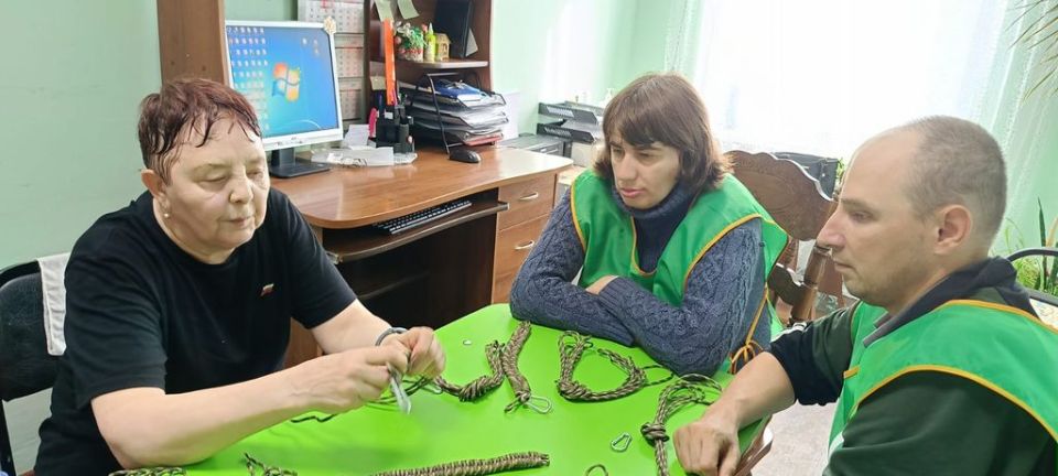 «Кобры» в помощь. Волонтерский отряд Марьяновского Дома-интерната «Добрые люди» сплели браслеты выживания для бойцов СВО