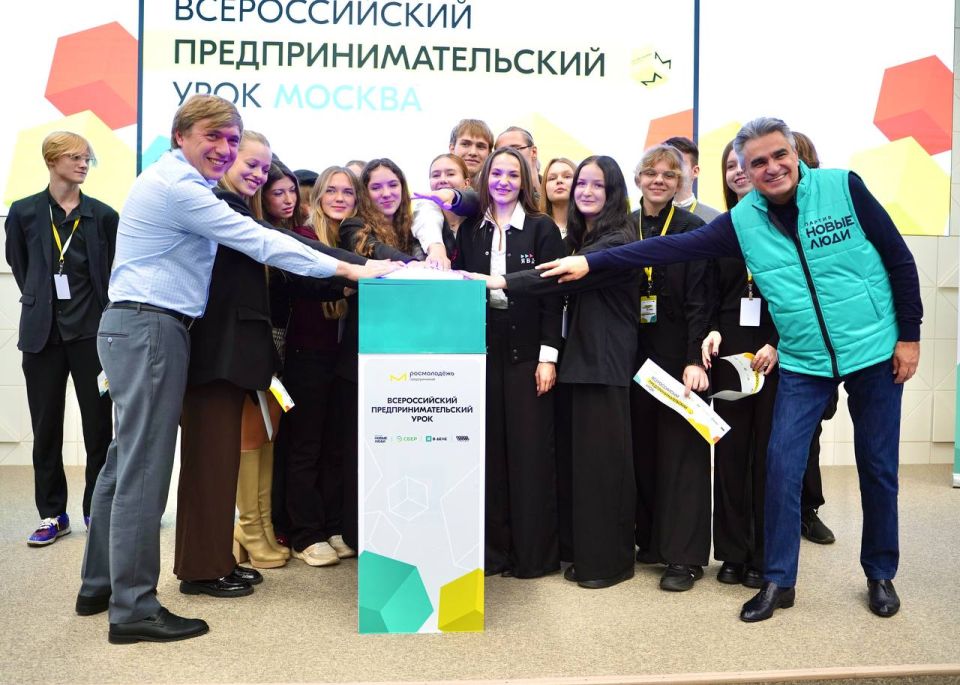 Мы в деле!. Вместе с программой «Я в деле» партии «Новые люди» сегодня дали старт Всероссийскому предпринимательскому уроку, который охватит свыше 21 000 старшеклассников по всей стране