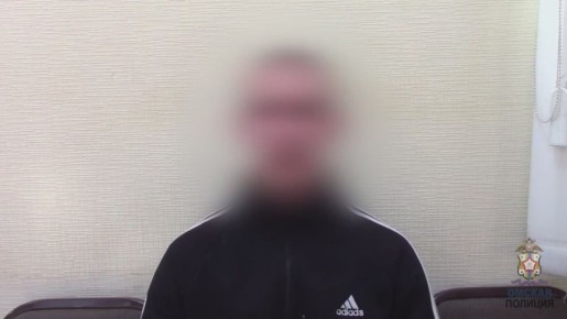 Сотрудники полиции установили личность вандала, разбившего дверь остановки: