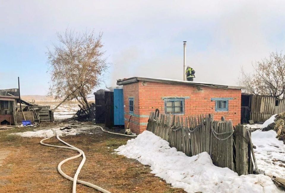 #пожарызасутки.   21 октября в 11:35 В  Таврическом районе в деревне Пальцевка горел гараж и сарай