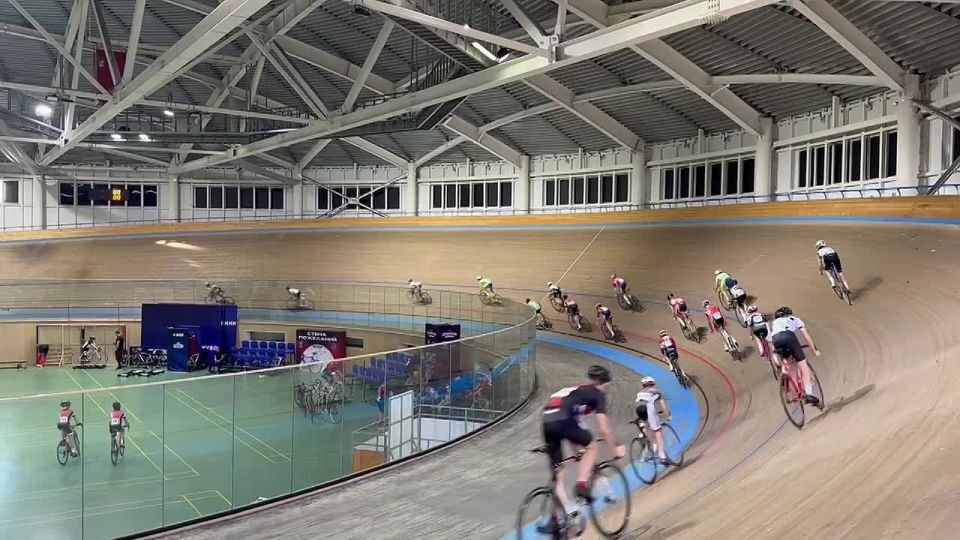 Сегодня в Омском велотреке стартовало первенство СФО по велосипедному спорту , на которое собрались не только представители сибирских регионов, но и спортсмены из Свердловской, Ленинградской, Ульяновской и Тюменской областей