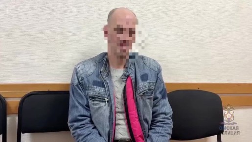 В Омске нашли мужчину в парике, который перепутал подъезд и пытался «вылечиться» алоэ с молоком