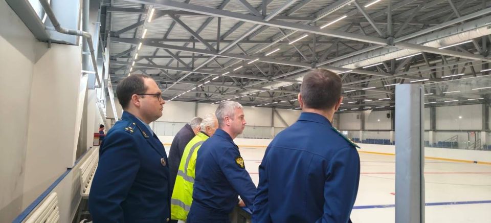 Заместитель прокурора Омской области Евгений Бельтюков совместно с представителями регионального правительства, Омского регионального отделения Общероссийской общественной организации малого и среднего предпринимательства... Заместитель прокурора Омской области Евгений Бельтюков совместно с представителями регионального правительства, Омского регионального отделения Общероссийской общественной организации малого и среднего предпринимательства...