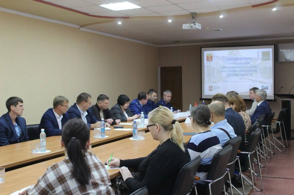 Заместитель прокурора Омской области Евгений Бельтюков совместно с представителями регионального правительства, Омского регионального отделения Общероссийской общественной организации малого и среднего предпринимательства...