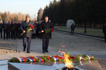 Полпред Анатолий Серышев, Губернатор Виталий Хоценко и главы сибирских территорий почтили память воинов перед началом Большого Совета Сибири в Омске