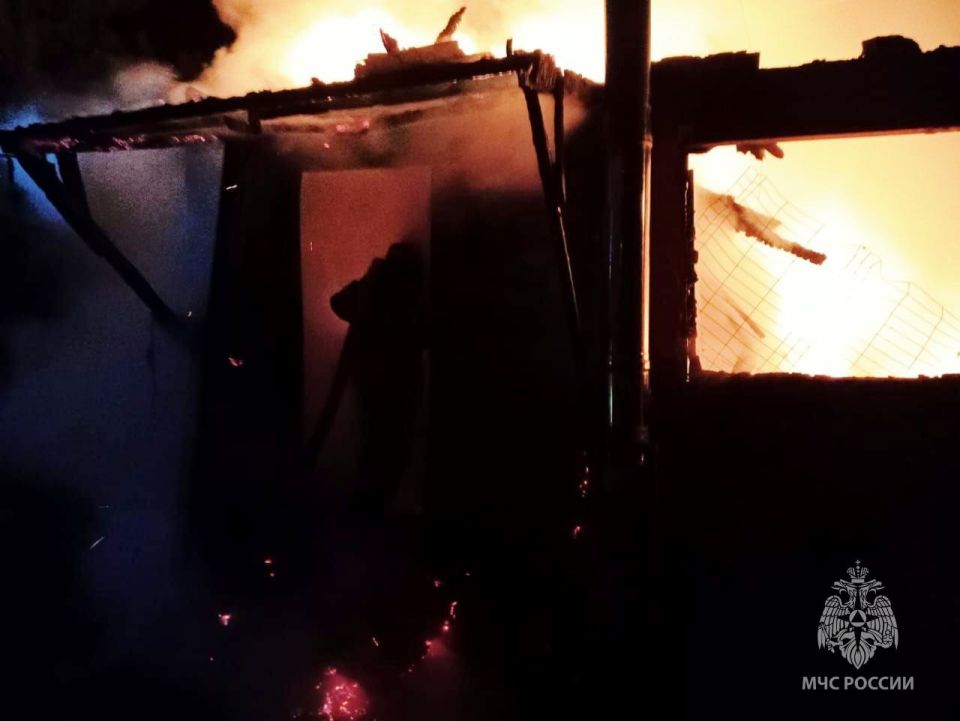 #пожарызасутки.   23 октября в 04:41 В Омске в садоводстве "Степняк-1" горел садовый дом с верандой