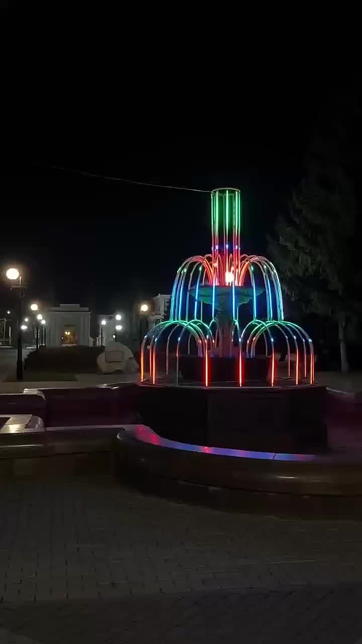 В Омске зажгли праздничную подсветку фонтана у Тарских ворот
