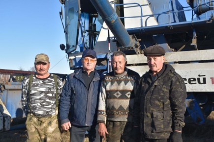 В Знаменском районе инновационно подошли к уборке льна