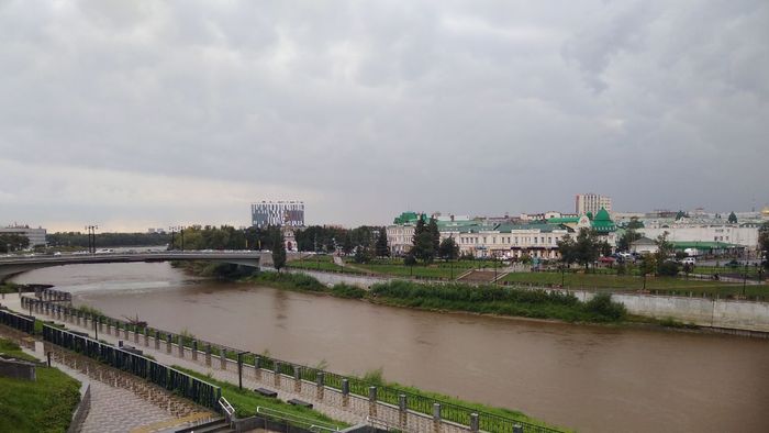 Эколог рассказала, почему у реки Омь «грязный» цвет