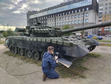 Сотрудники Омсктрансмаша отреставрировали памятник танку Т-80 на улице Щербанева