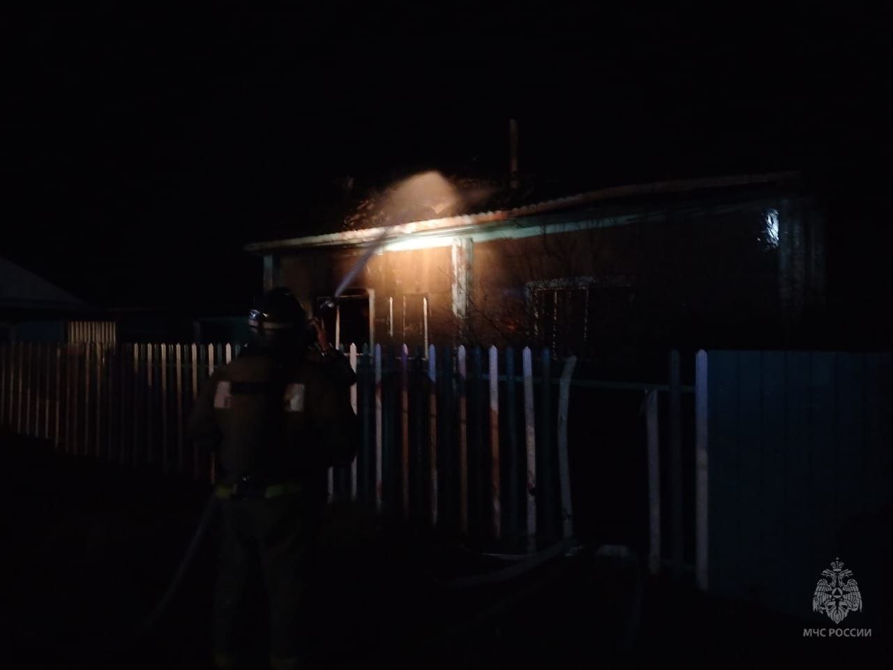 #пожарызасутки.   25 октября в 03:58 В Больших Уках Большеуковского района горели частный дом, веранда и дровяник #пожарызасутки.   25 октября в 03:58 В Больших Уках Большеуковского района горели частный дом, веранда и дровяник