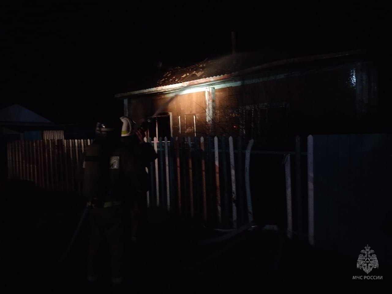 #пожарызасутки.   25 октября в 03:58 В Больших Уках Большеуковского района горели частный дом, веранда и дровяник #пожарызасутки.   25 октября в 03:58 В Больших Уках Большеуковского района горели частный дом, веранда и дровяник