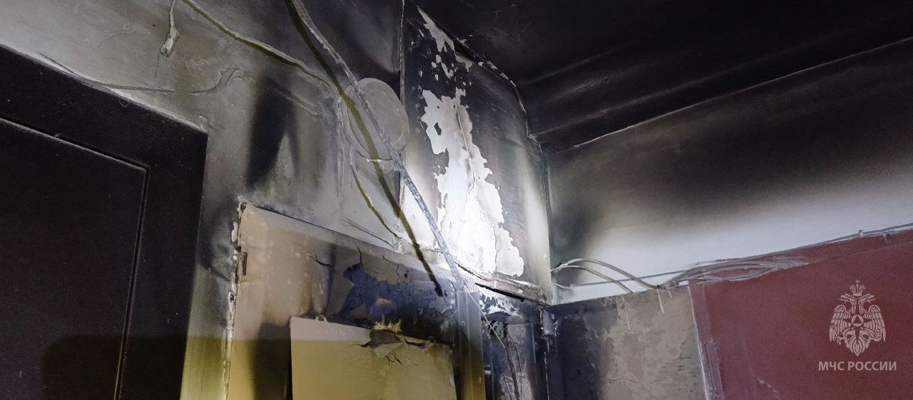 #пожарызасутки.   25 октября в 06:46 В Омске на 8-й Заозёрной горели кровли двух домов и веранды, сарай #пожарызасутки.   25 октября в 06:46 В Омске на 8-й Заозёрной горели кровли двух домов и веранды, сарай