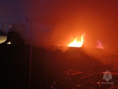 #пожарызасутки.   25 октября в 06:46 В Омске на 8-й Заозёрной горели кровли двух домов и веранды, сарай