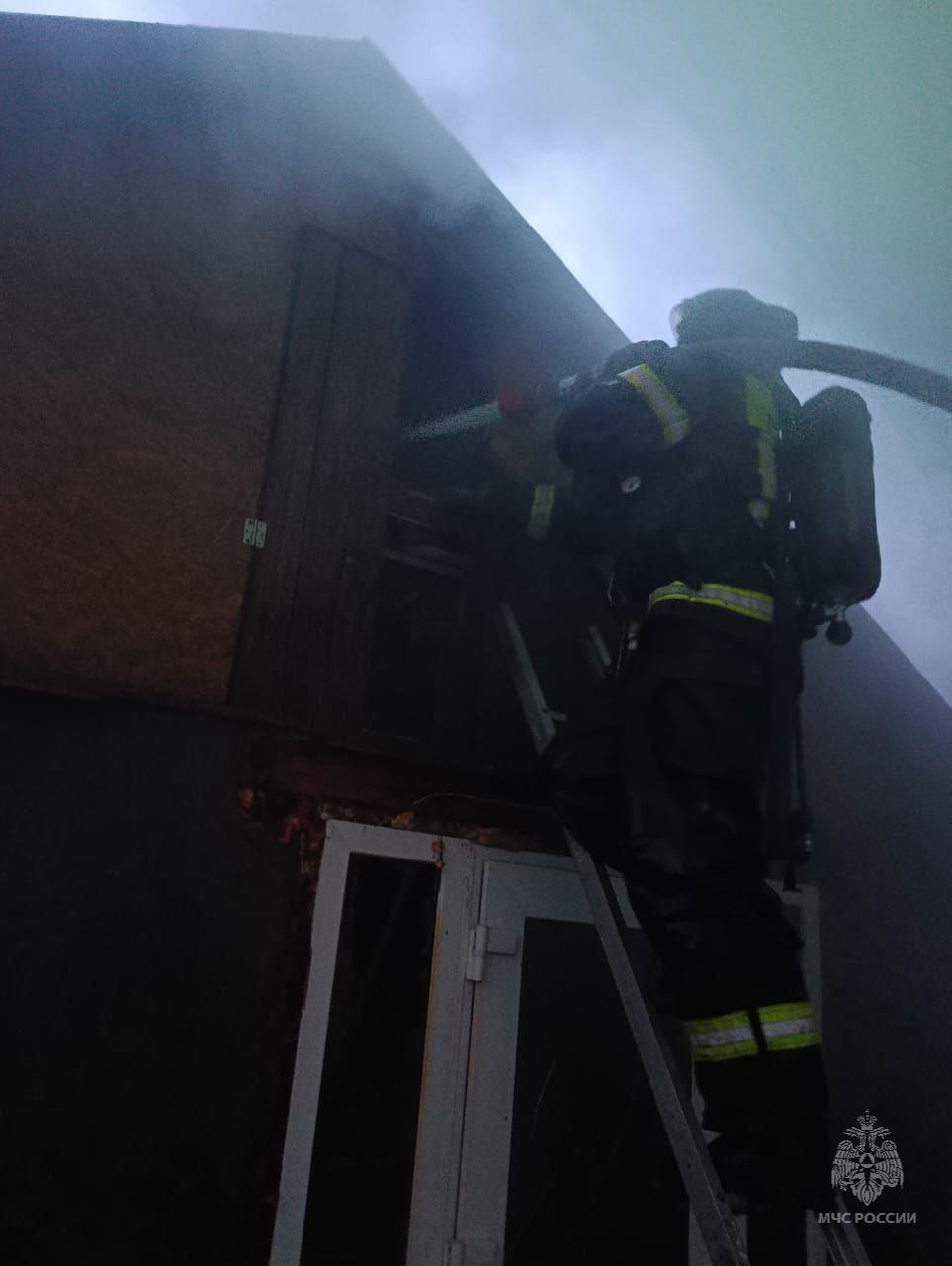 #пожарызасутки.   25 октября в 06:46 В Омске на 8-й Заозёрной горели кровли двух домов и веранды, сарай #пожарызасутки.   25 октября в 06:46 В Омске на 8-й Заозёрной горели кровли двух домов и веранды, сарай