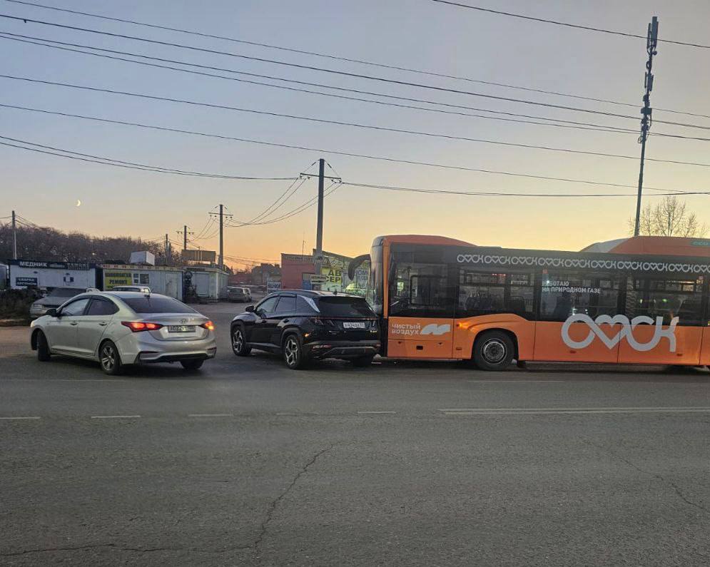 В Омске легковушка врезалась в автобус с пассажирами В Омске легковушка врезалась в автобус с пассажирами