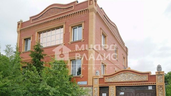 В Омске выставили на продажу шикарный трехэтажный коттедж института