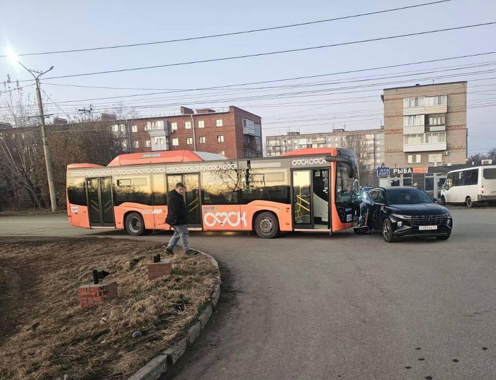 В Омске легковушка решила не уступать дорогу и протаранила автобус