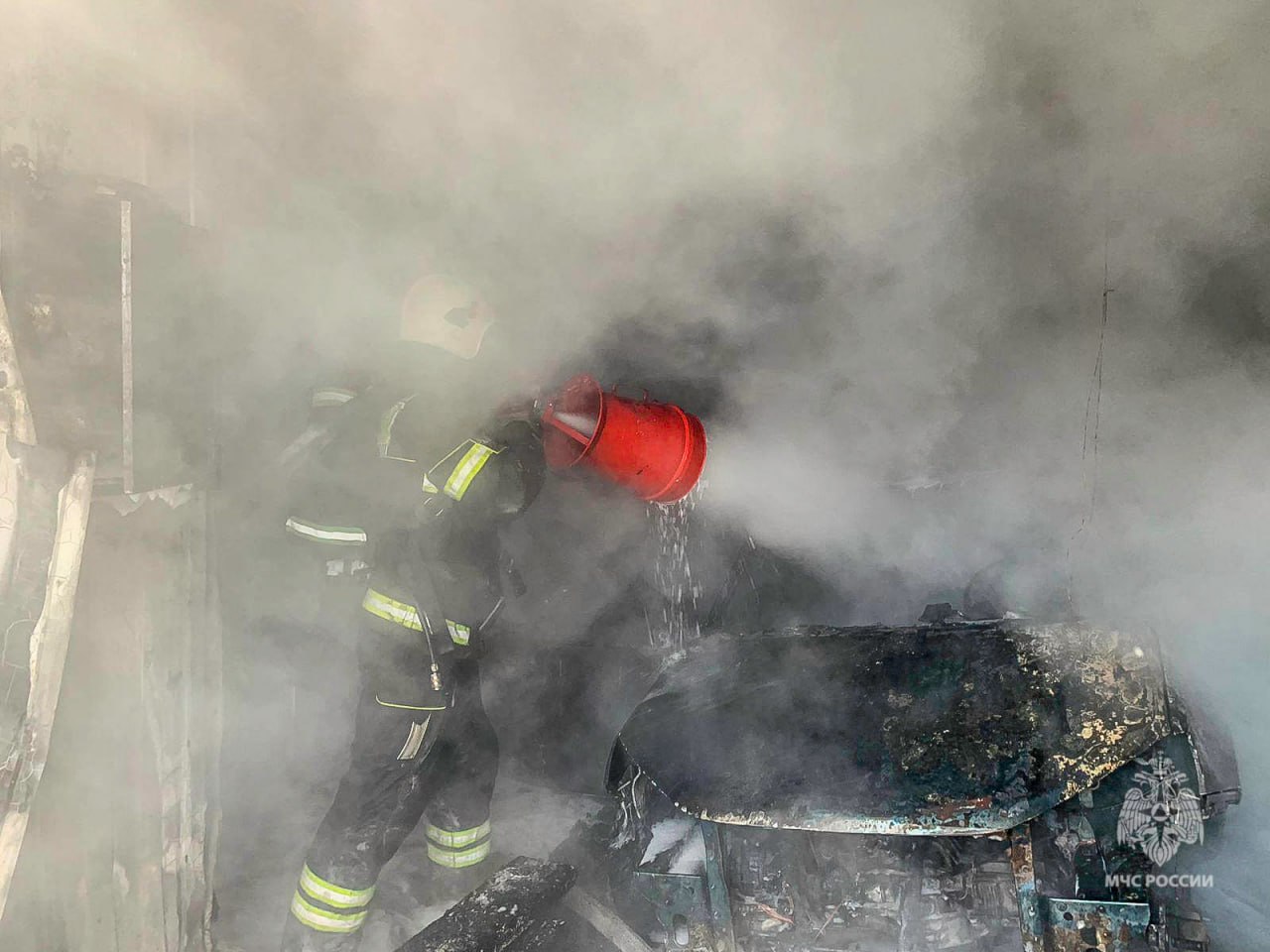 #пожарызасутки.   26 октября в 16:22 В Омске на 2-й Барнаульской в гаражном кооперативе горели гараж и автомобиль внутри
