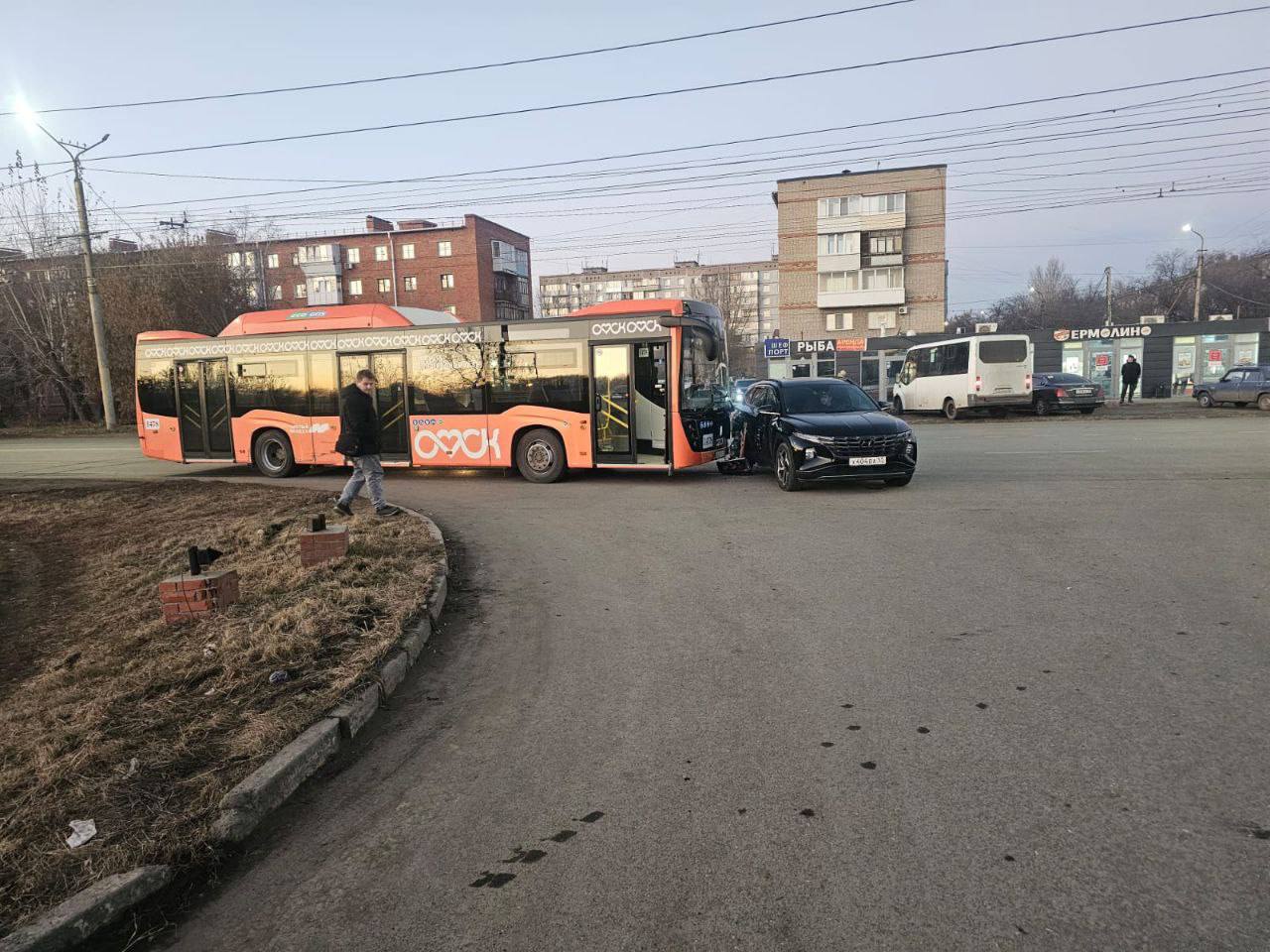 Прокуратура города Омска взяла на контроль ход проверки по факту ДТП с участием автобуса