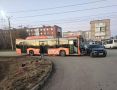 В Омске легковушка решила не уступать дорогу и протаранила автобус