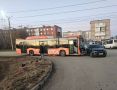 В Омске легковушка врезалась в автобус с пассажирами