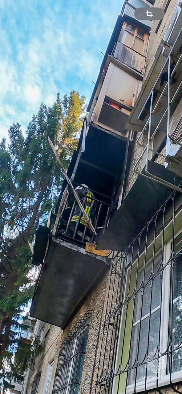В Омске на улице Полосухина загорелись балконы