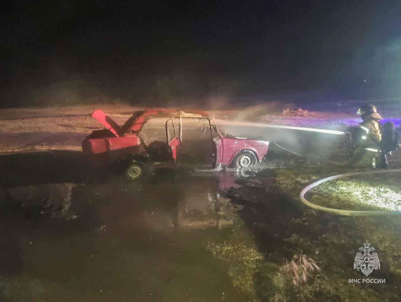 #пожарызасутки.   27 октября в 19:54 В Кормиловском районе  около села Черниговка горел автомобиль #пожарызасутки.   27 октября в 19:54 В Кормиловском районе  около села Черниговка горел автомобиль