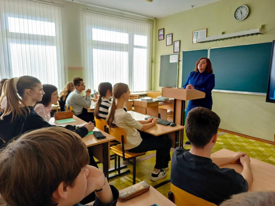 23 октября исполняющей обязанности прокурора Русско-Полянского района Ольгой Гулла проведена встреча с учениками общеобразовательных школ района
