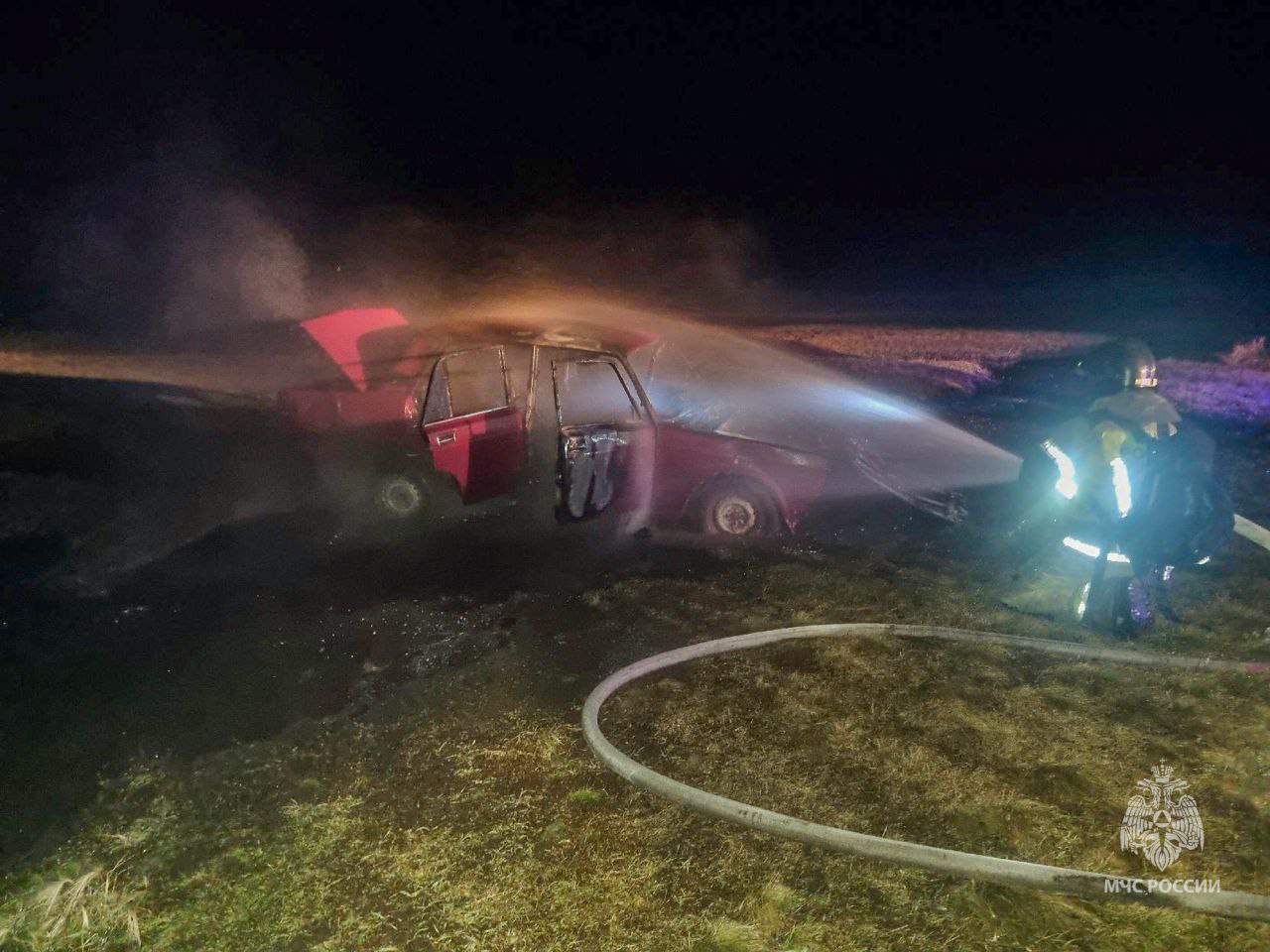 #пожарызасутки.   27 октября в 19:54 В Кормиловском районе  около села Черниговка горел автомобиль #пожарызасутки.   27 октября в 19:54 В Кормиловском районе  около села Черниговка горел автомобиль