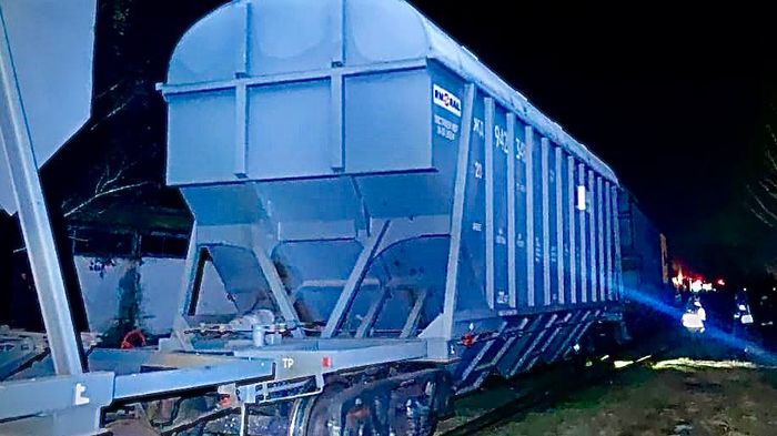 Под Омском сошел с рельсов грузовой поезд