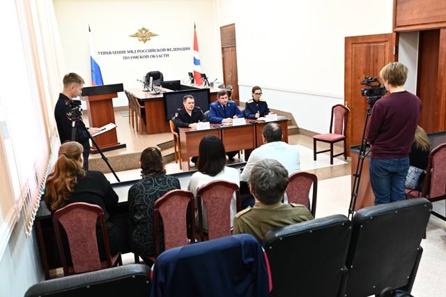 Представители омской полиции, Прокуратуры и Следственного комитета поделились актуальной информацией о современных угрозах в сфере кибербезопасности Представители омской полиции, Прокуратуры и Следственного комитета поделились актуальной информацией о современных угрозах в сфере кибербезопасности